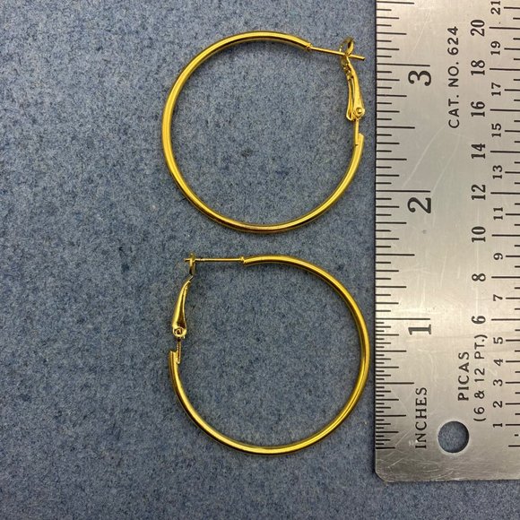 Hoop Pierced Earrings Gold Yellow Latch 1.25 Inch Simple Classic Retro Soft Girl - Picture 3 of 3